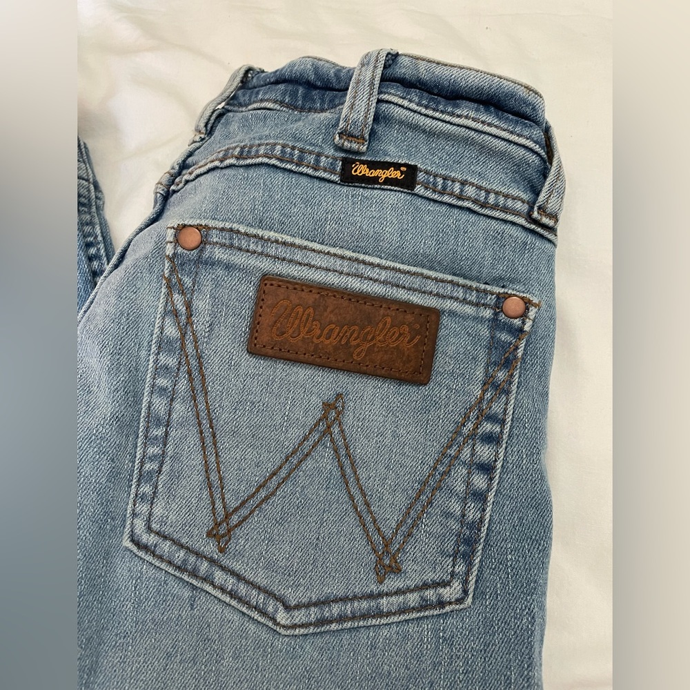 THE WRANGLER RETRO PREMIUM JEAN: WOMEN'S HIGH RISE TROUSER IN EMMA